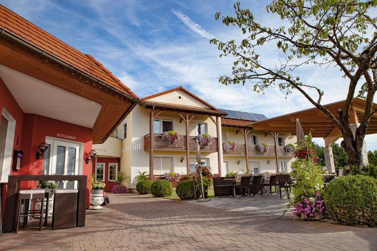 Hotel-Restaurant Teuschler-Mogg Bad Waltersdorf Inklusiv Genusscard Kültér fotó